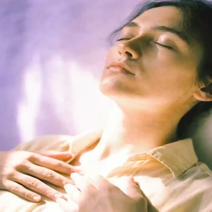 Una respiración profunda: inhalar, sostener, soltar desde el cuerpo